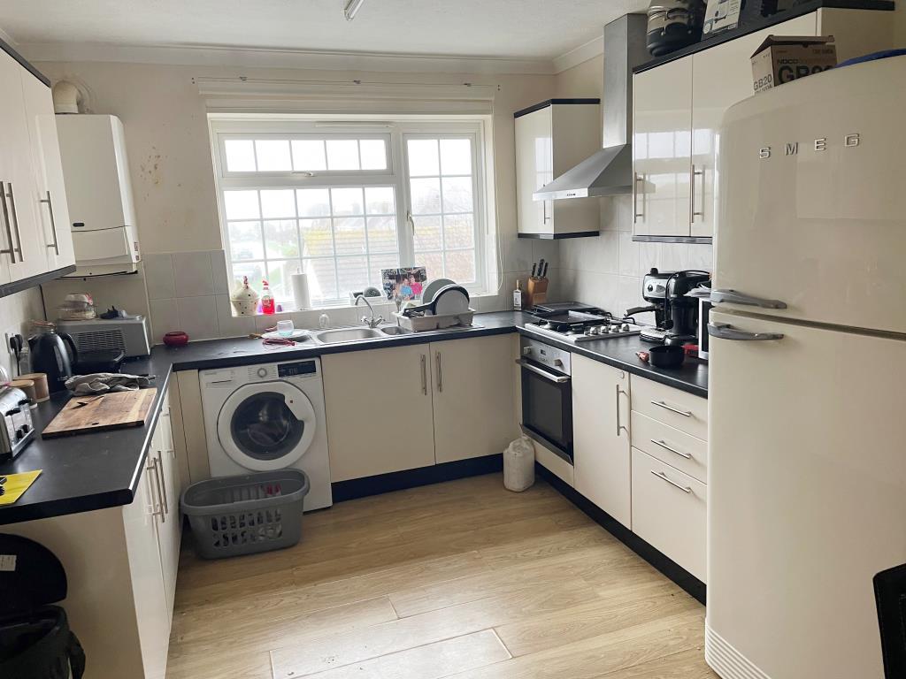 Lot: 85 - TWO FREEHOLD SHOPS PLUS WORKSHOP AND TWO FLATS ABOVE - Flat 36B